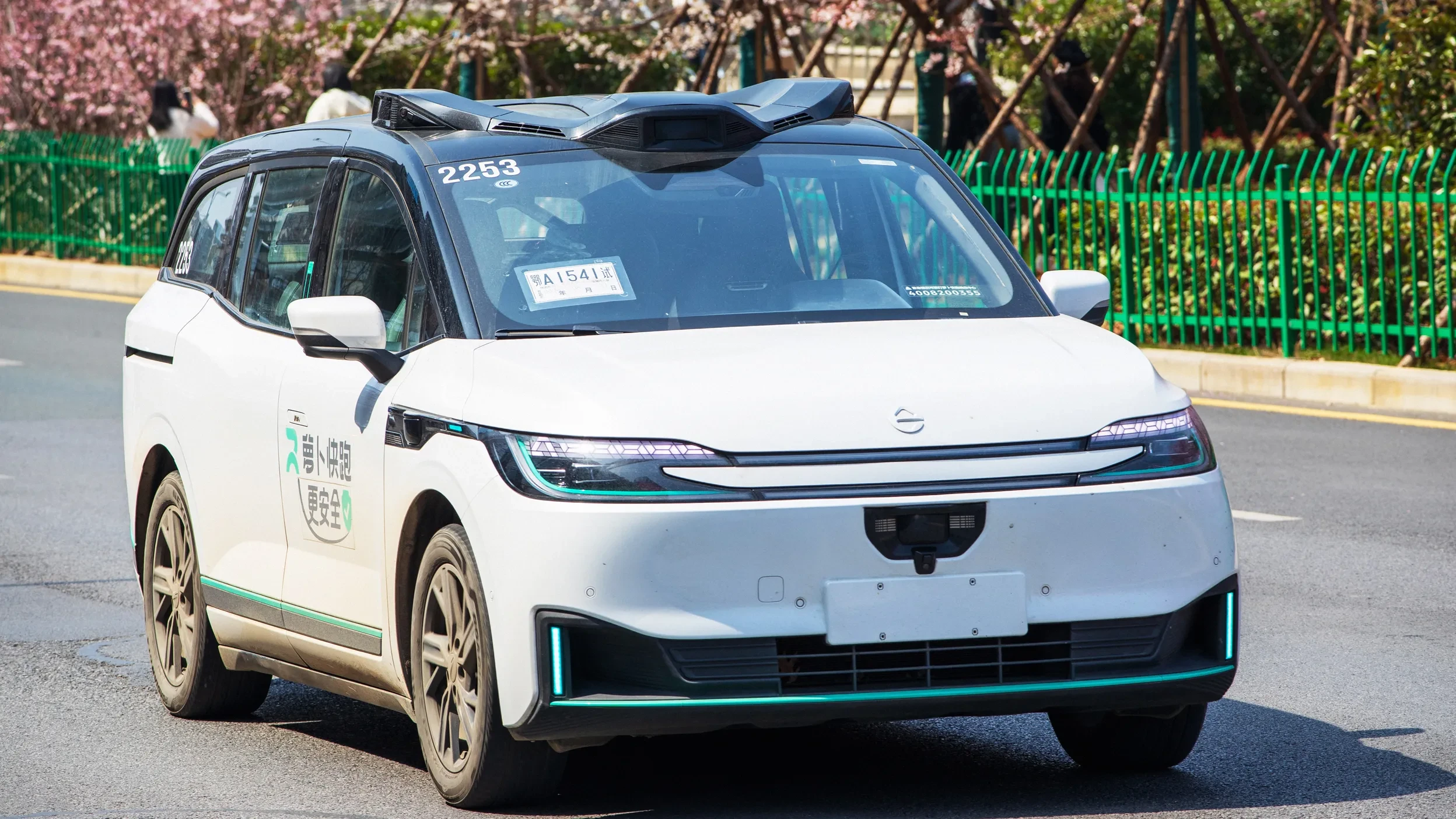 Major Technical Glitch Leaves Multiple Baidu Robotaxis Stranded in Wuhan, Trapping Passengers